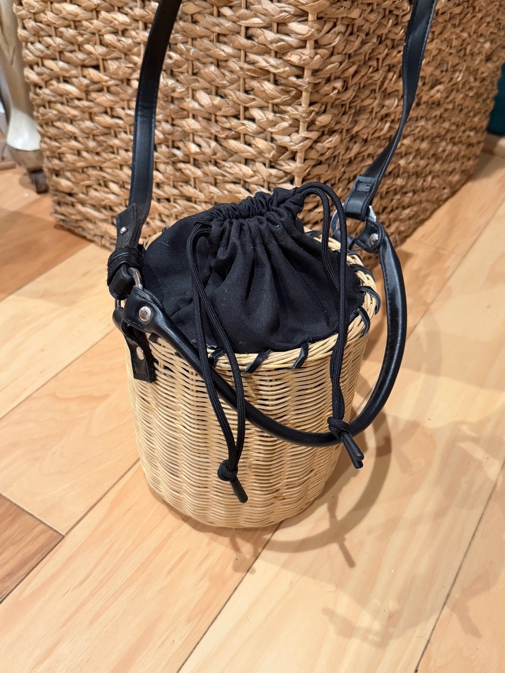 Woven Straw Bucket Crossbody Bag Black Trim Drawstring Boho Summer Purse - Picture 4 of 7